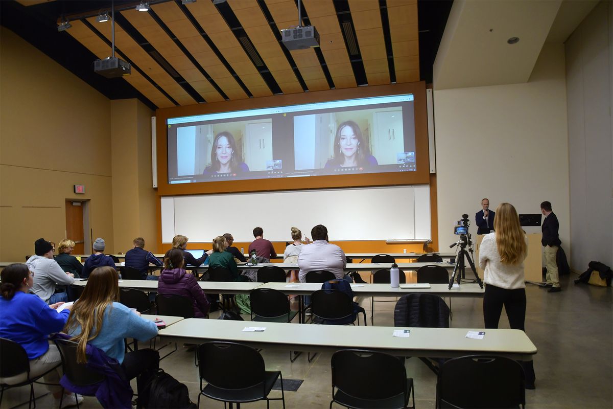 Presidential candidate talks with club